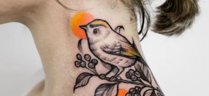 25 Desain Tato Wanita di Leher Samping